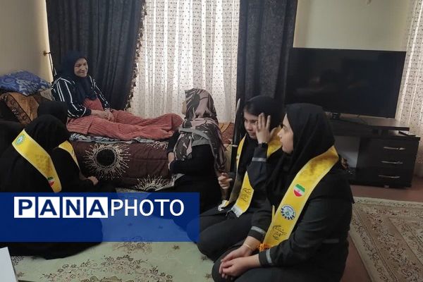  دیدار دانش‌آموزان  پیشتاز دبیرستان پویش دماوند با مادر شهید محمدخانی 