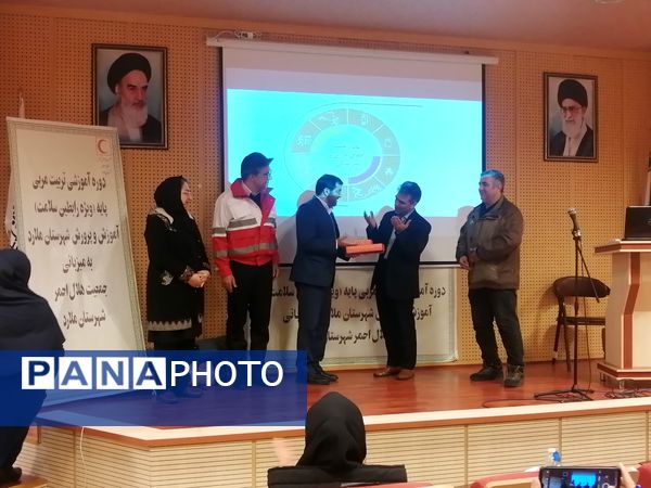 برگزاری دوره تربیت مربی پایه داوطلبی ویژه رابطین و مراقبین سلامت مدارس در ملارد