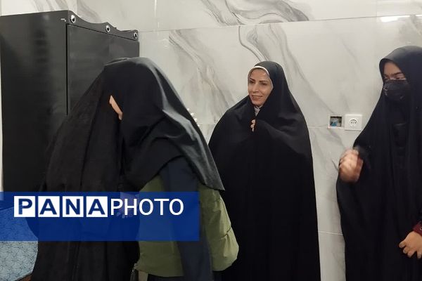 دیدار دانش‌آموزان مدرسه نمونه دولتی شهیدی با مادر شهید مجید زارعی به مناسبت روز مادر