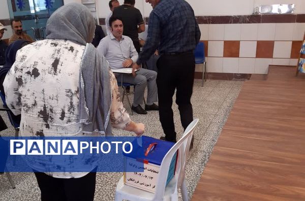 انتخابات انجمن اولیا و مربیان در دبیرستان فرزانگان قائمشهر