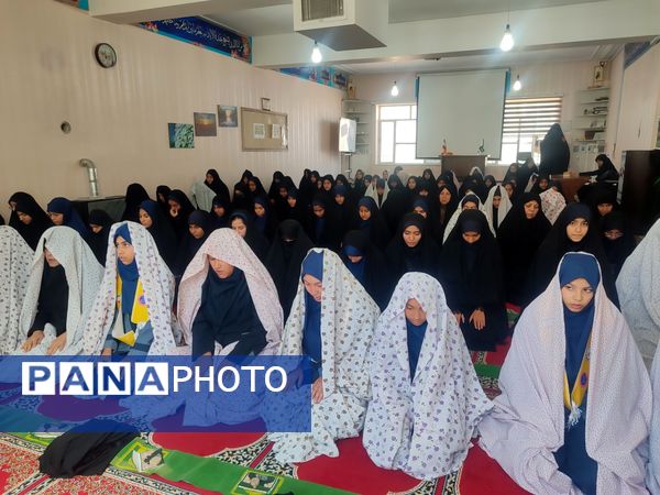 محفل نماز جماعت در دبیرستان شاهد تکتم