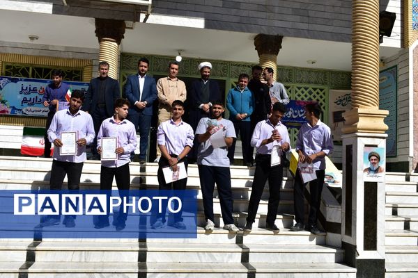 جشن روز دانش‌آموز در دبیرستان امام خمینی (ره) با حضور مسئولان، ورزشکاران و هنرمندان برگزار شد