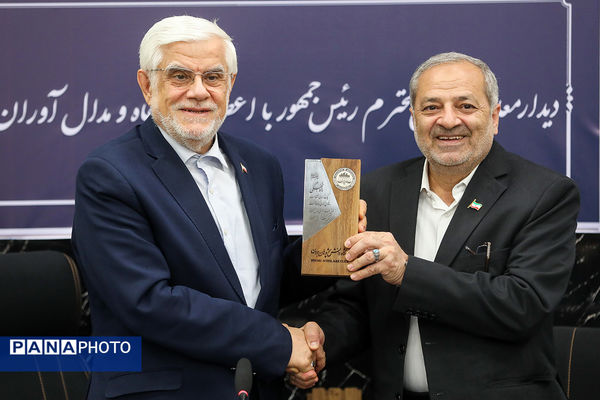 دیدار معاون اول رئیس‌جمهور با اعضای باشگاه و مدال‌آوران المپیادی