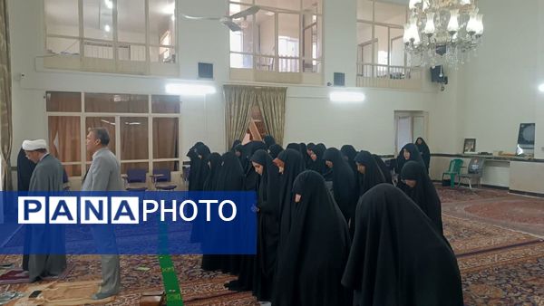 برپایی نماز جماعت در مکتب النرجس