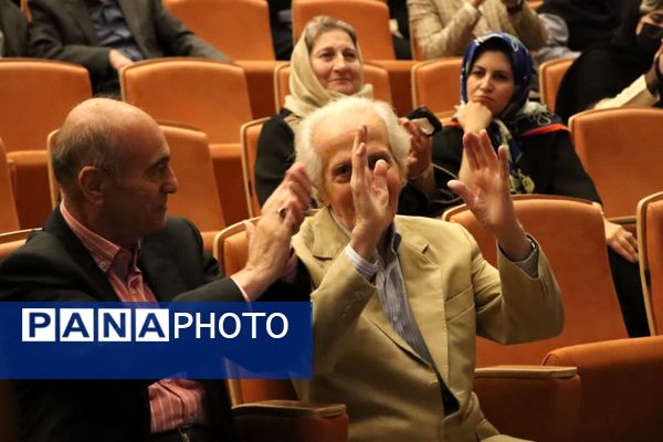 سند هویتی استاد ایرج افشار در یزد رونمایی شد