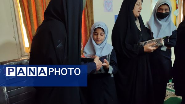 تقدیر از دانش آموزان فعال و تکریم همسر و فرزندان شهدای دبستان شاهد حاج تقی آقا بزرگ مشهد