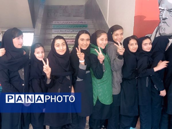 انتخابات شورای دانش آموزی در دبیرستان دخترانه انیس خوش قدم