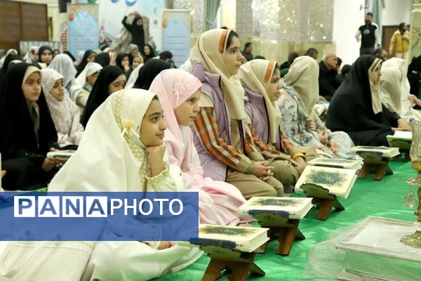 برگزاری محفل انس با قرآن کریم با حضور بیش از ۱۰۰۰ دانش‌آموز دختر روزه اولی در امامزاده بی بی سکینه