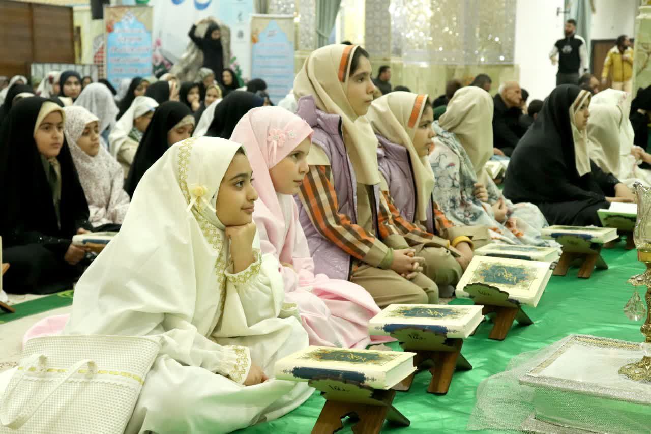 برگزاری محفل انس با قرآن کریم با حضور بیش از ۱۰۰۰ دانش‌آموز دختر روزه اولی در امامزاده بی بی سکینه