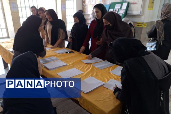 دیدار اولیا و معلمان در جهت بررسی وضعیت تحصیلی دانش‌آموزان 