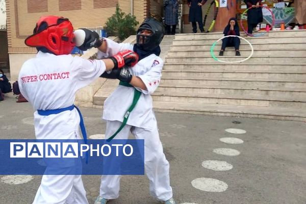 هنرنمایی دانش‌آموزان در رشته‌های ورزشی به‌مناسبت هفته تربیت‌بدنی در ناحیه 2 شهرری 