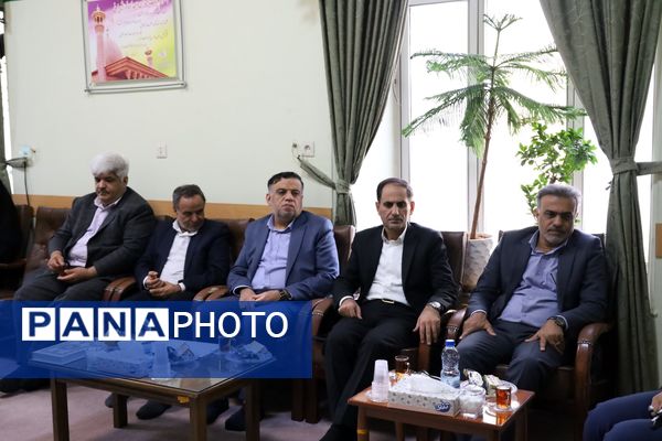 دیدار معاون پرورشی و فرهنگی وزارت آموزش و پرورش با نماینده ولی فقیه در استان فارس و امام جمعه شیراز