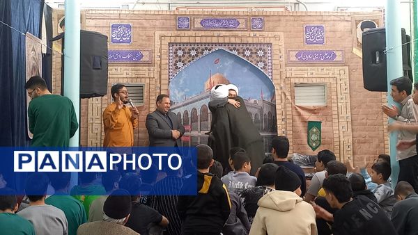 بازدید مسئولان منطقه ۱۰ از دانش‌آموزان معتکف