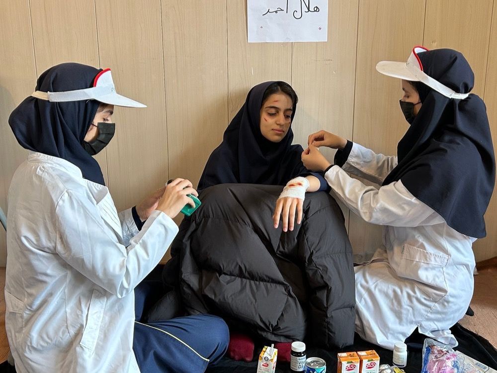  مانور زلزله و ایمنی در مدرسه دخترانه انیس خوش قدم 