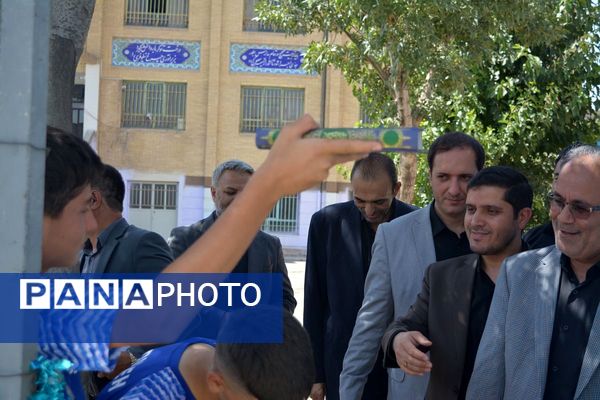 برگزاری آیین افتتاحیه زمین چمن مصنوعی هنرستان صنعت پژوهشان و مدرسه سردار سلیمانی بهارستان ۲