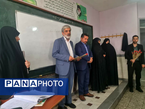 تقدیر مدیر آموزش و پرورش ناحیه 2 قم از معلمان دبیرستان سید احمد فاتحی یک 
