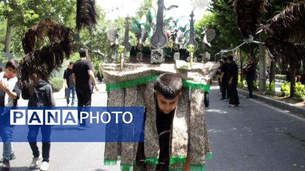 عزاداری عاشورای حسینی به رنگ خون شهیدان در کرج