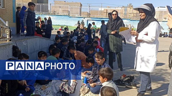 ترویج تغذیه سالم با برگزاری اردوی حیاطی در دبستان فطرت