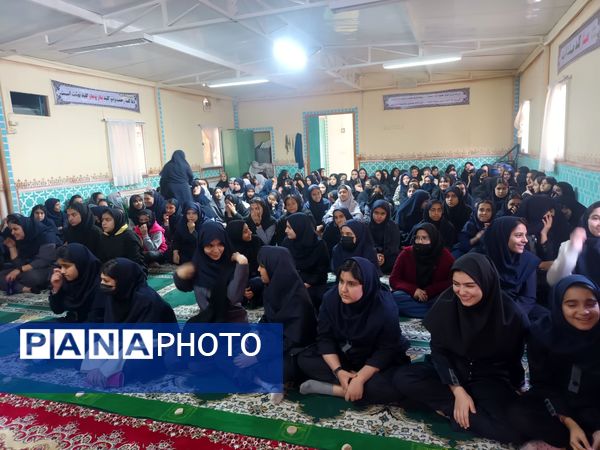 عطر فاطمی در فضای آموزش دبیرستان میرزا جعفر سروقد با برپایی ایستگاه صلواتی 