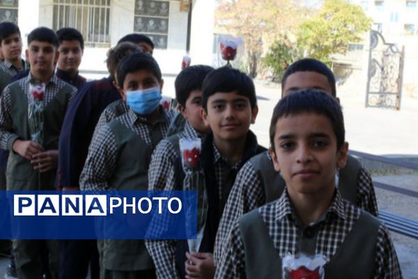 مدرسه باقرالعلوم (ع) فیروزکوه میزبان مراسم پرشور گلباران مزار شهدا با حضور مسئولان شد