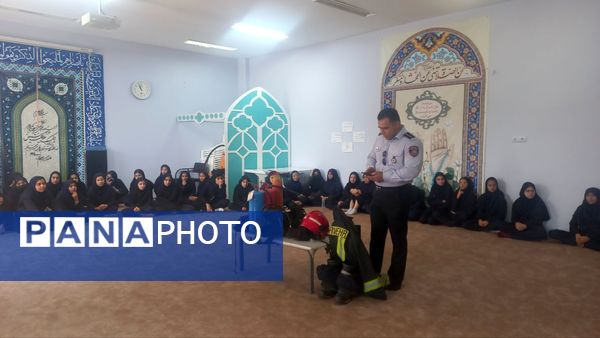آموزش ایمنی و اطفای حریق برای دانش‌آموزان دبیرستان فرهنگیان