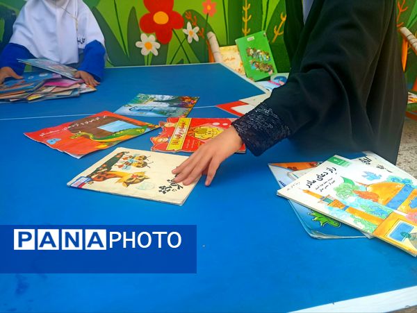 نمایشگاه کتاب به مناسبت هفته کتاب و کتابخوانی در دبستان کبری سرشته