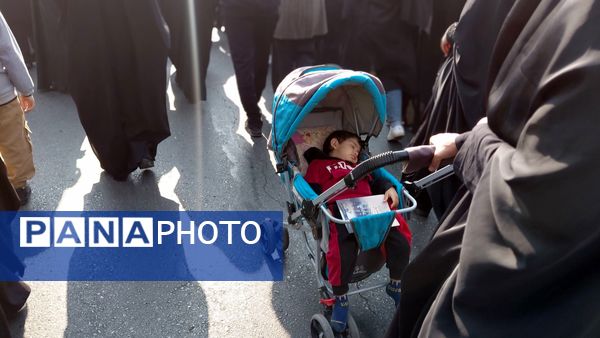 تشییع پیکر شهدای گمنام در دستان مردم کرج