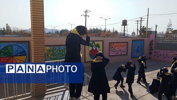 مانور سراسری زلزله در دبیرستان فرزانگان