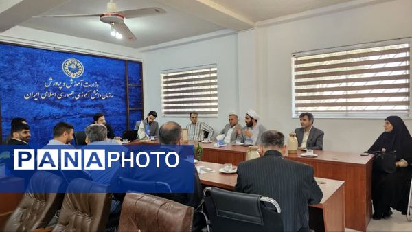 جلسه هماندیشی رئیس سازمان دانشآموزی استان با مدیران مدرسه
