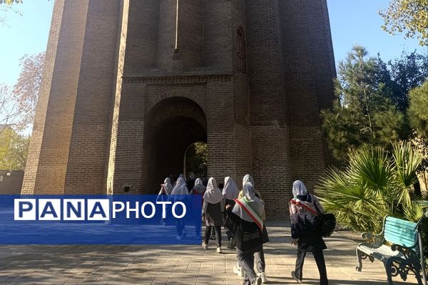 حضور دانش‌آموزان دبستان حاتم ناحیه دو شهرری در اردوی ری گردی