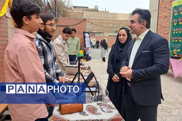 مراسم هفته پژوهش در دبیرستان بانو عفت آهنگری شهرری