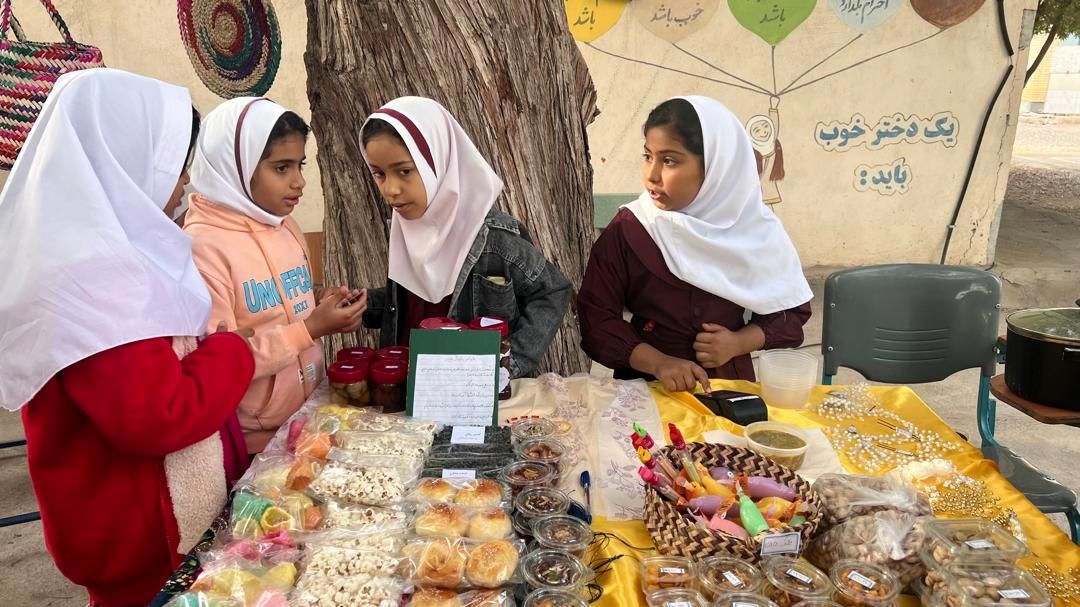 بازارچه کسب و کار دانش‌آموزی در دبستان مولوی فین 