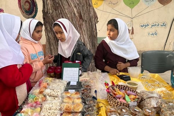 بازارچه کسب و کار دانش‌آموزی در دبستان مولوی فین 