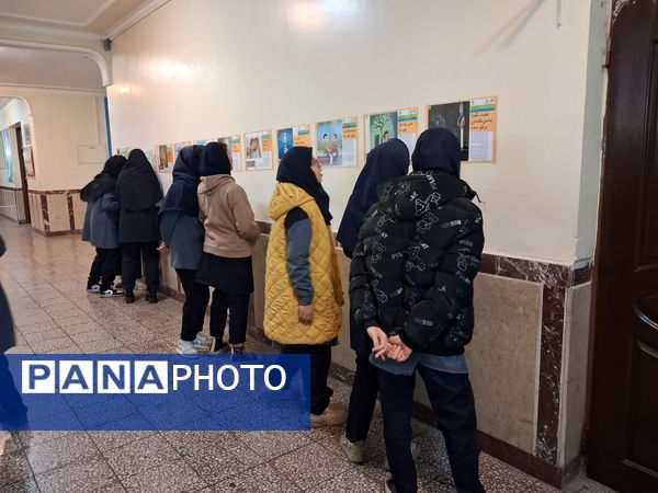 نمایشگاه سیار مدرسه‌ای با عنوان پیشگیری از اعتیاد 