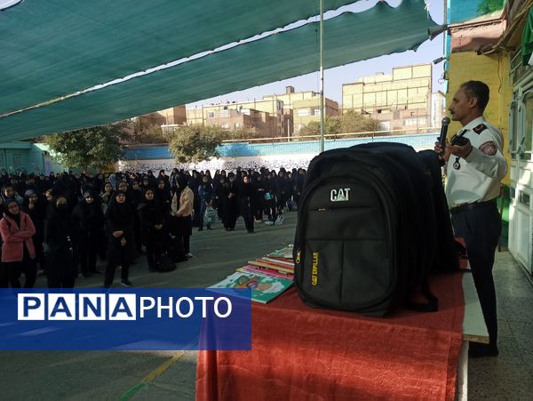 جشن عاطفه ها در دبیرستان دلیری ناحیه دو 