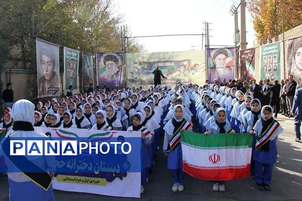 برگزاری راهپیمایی یوم الله ۱۳ آبان با حضور دانش‌آموزان و مسئولین در صفادشت 
