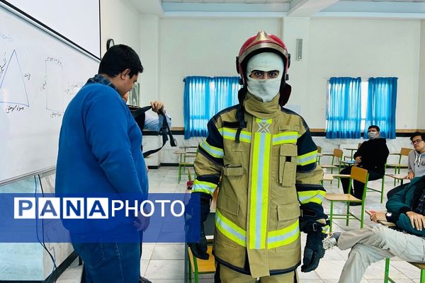  آماده‌سازی مانور زلزله با آموزش آتش‌نشان‌ها در مدرسه نمونه‌دولتی شهید مطهری رباط‌کریم