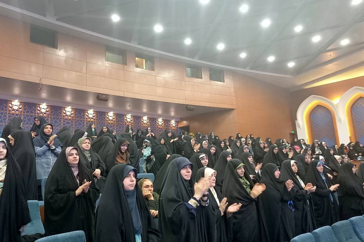 تکریم مقام معلم باید در جامعه فراگیر شود/ معلمان باید قدر جایگاه خود را بدانند چون آینده ایران اسلامی را میسازند