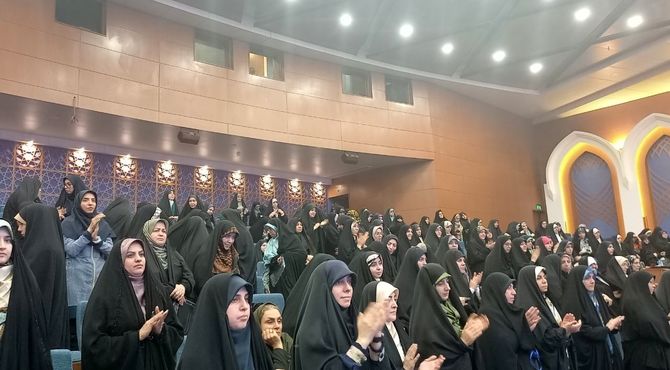 تکریم مقام معلم باید در جامعه فراگیر شود/ معلمان باید قدر جایگاه خود را بدانند چون آینده ایران اسلامی را می‌سازند