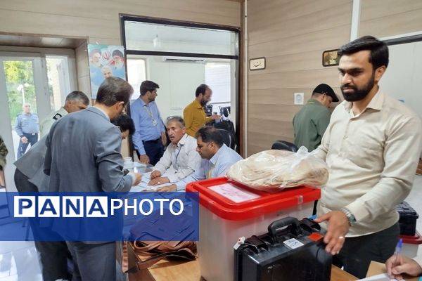 توزیع صندوق‌های اخذ رای دور دوم چهاردهمین دوره انتخابات ریاست جمهوری شهرستان کاشمر 