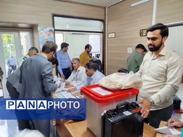 توزیع صندوق‌های اخذ رای دور دوم چهاردهمین دوره انتخابات ریاست جمهوری شهرستان کاشمر 