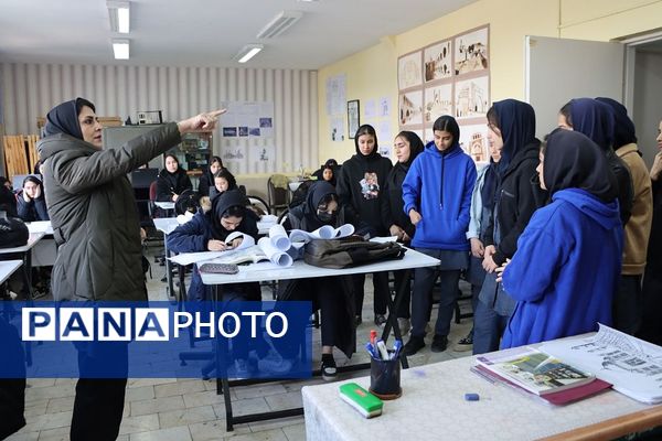 افتتاح نمایشگاه مدرسه انقلاب در هنرستان فنی حرفه‌ای‌کارآفرین شهرستان پیشوا