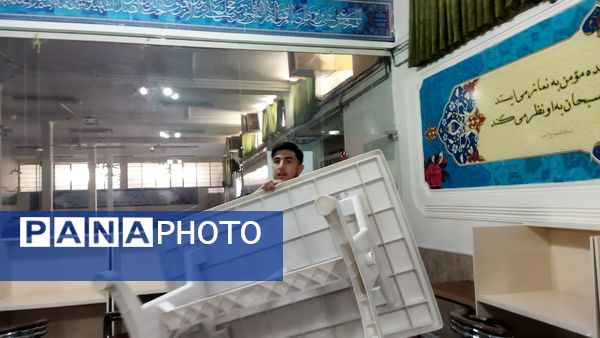 آماده‌سازی نمازخانه دبیرستان شاهد برای استقبال از شهید گمنام