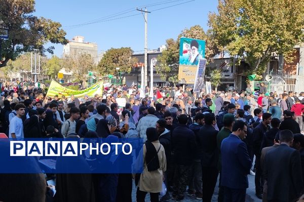 حضور دانش‌آموزان دبستان مبین شیروان در راهپیمایی ۱۳ آبان