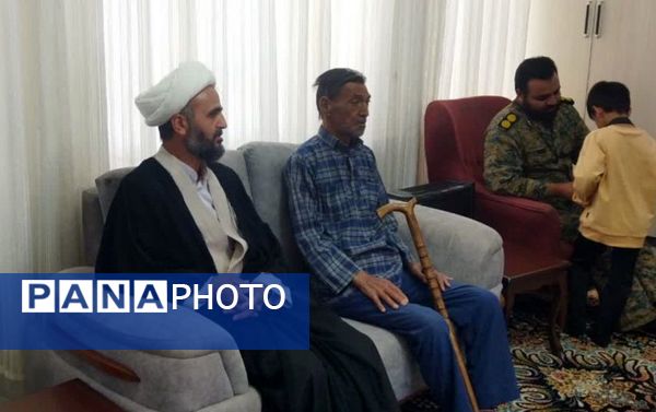 دیدار با خانواده شهدای دانش‌آموز در روستای بزنجرد شهرستان خلیل آباد