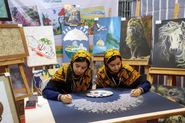افتتاح نمایشگاه دست‌سازه‌های هنرستانی‌های گلستان در رویداد ایران‌جان