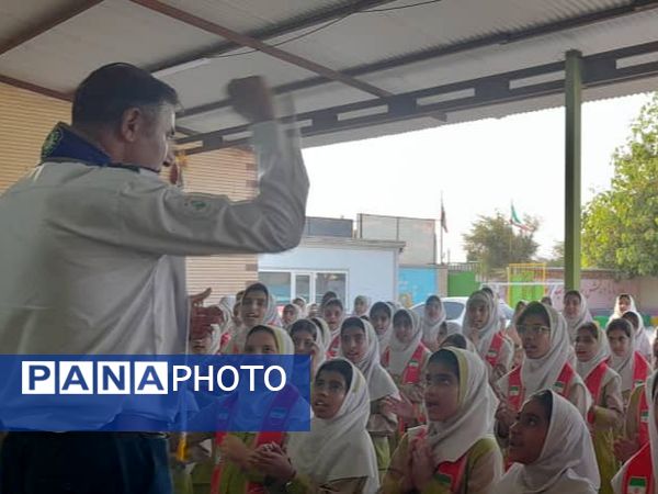 بازدید مدرس کشوری از فعالیت‌های سازمان دانش‌آموزی شهرستان میناب 