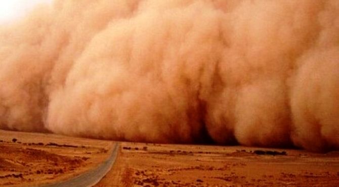 طوفان گرد و خاک در ۱۲ استان