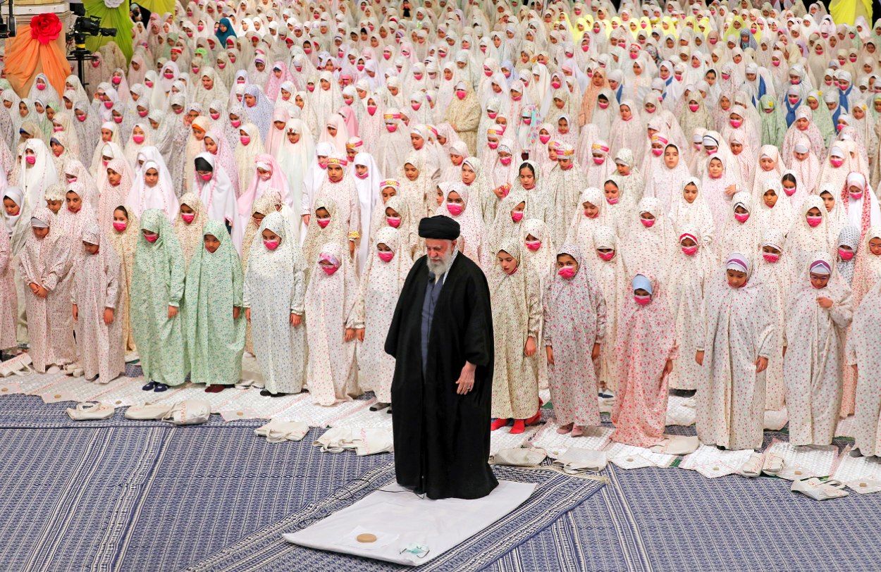  اقامه نماز توسط رهبر انقلاب کنار دانش‌آموزان، پیام عملی تربیت دینی برای همه است
