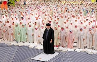  اقامه نماز توسط رهبر انقلاب کنار دانش‌آموزان، پیام عملی تربیت دینی برای همه است